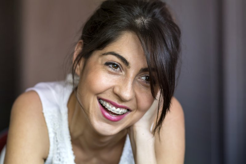 Mujer adulta sonriendo con llaves